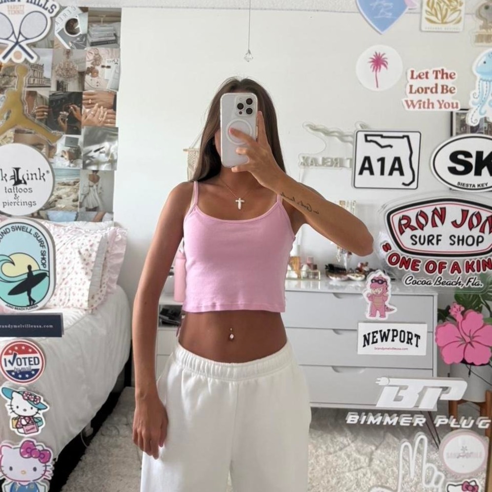 Bubblegum pink Brandy Melville‎ cropped tank top - Picture 4 of 7